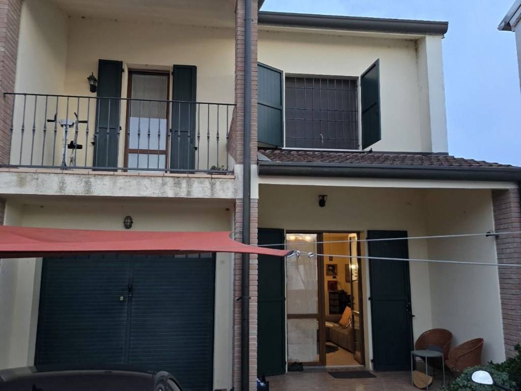 casa indipendente in vendita a Bondeno