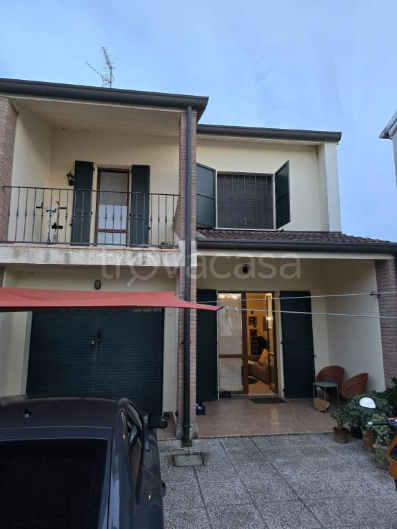 casa indipendente in vendita a Bondeno