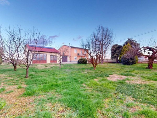 casa indipendente in vendita a Bondeno