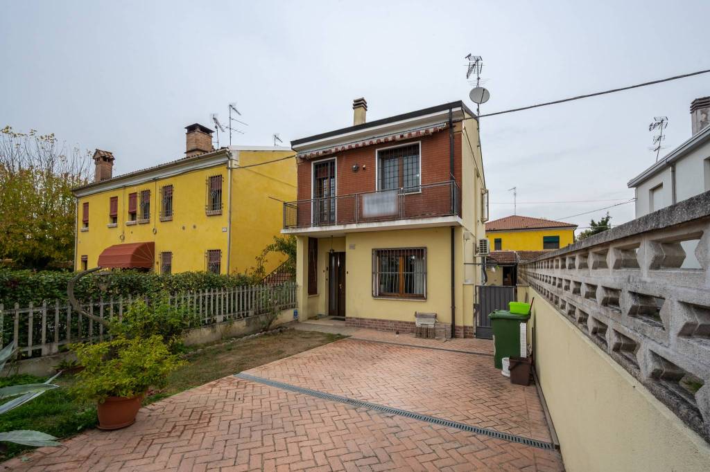 casa indipendente in vendita a Bondeno