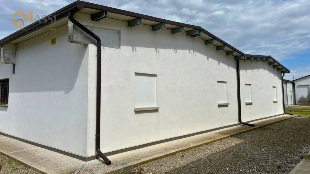 locale commerciale in vendita a Bondeno