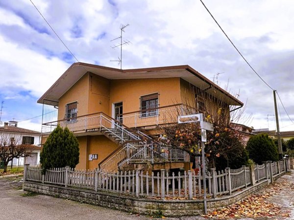 casa indipendente in vendita a Bondeno