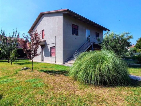 casa indipendente in vendita a Bondeno