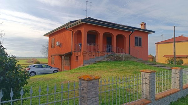 casa indipendente in vendita a Bondeno