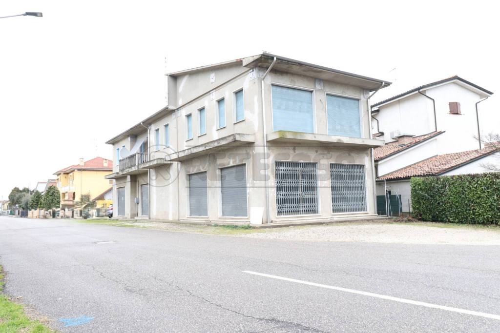 negozio in vendita a Bondeno