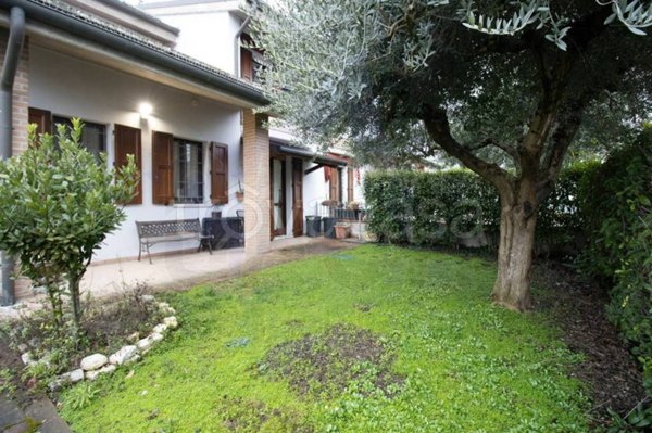 casa indipendente in vendita a Bondeno