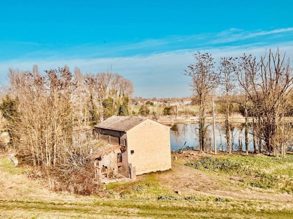 casa indipendente in vendita a Bondeno