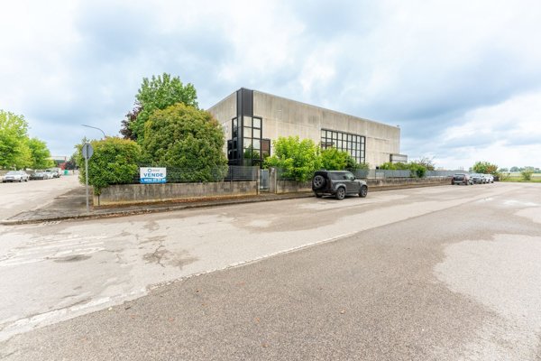 locale di sgombero in vendita a Bondeno