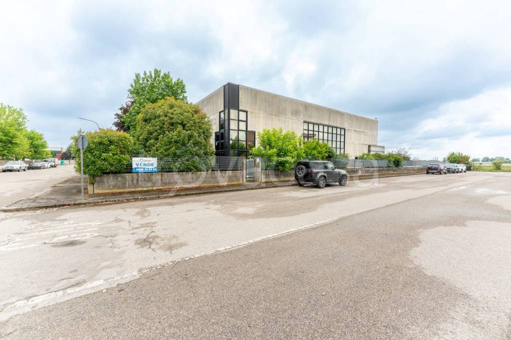 locale commerciale in vendita a Bondeno