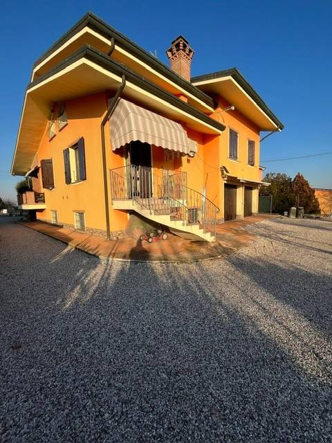casa indipendente in vendita a Bondeno