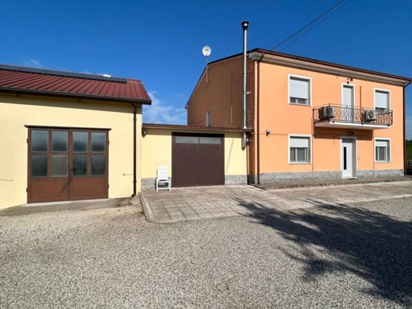 casa indipendente in vendita a Bondeno