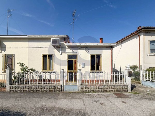 casa indipendente in vendita a Bondeno