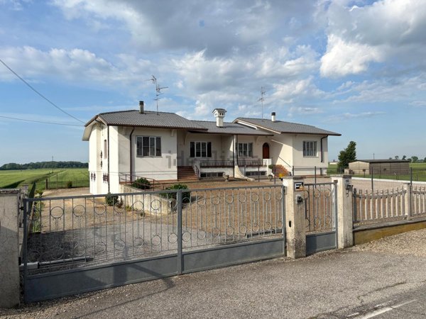 casa indipendente in vendita a Bondeno