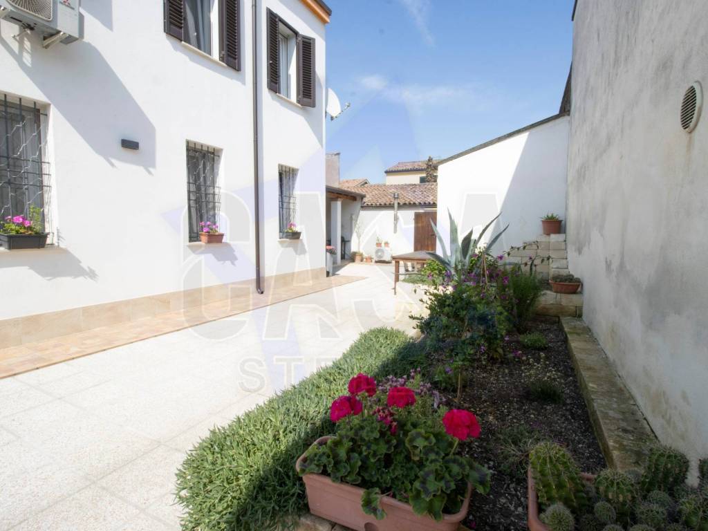 casa indipendente in vendita a Bondeno