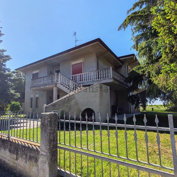 casa indipendente in vendita a Bondeno