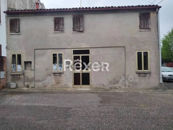 casa indipendente in vendita a Bondeno