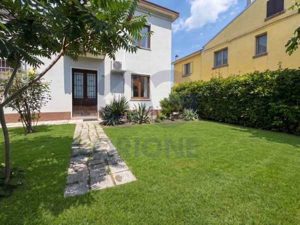 casa indipendente in vendita a Bondeno