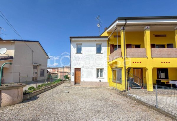 casa indipendente in vendita a Bondeno