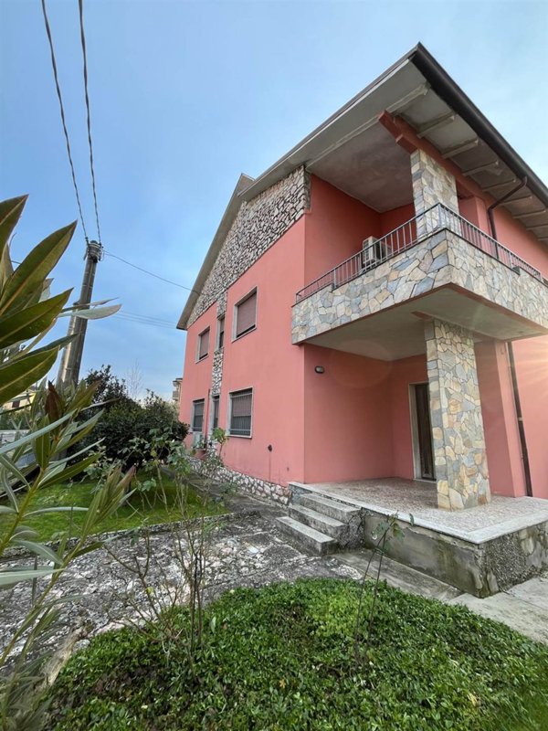 casa indipendente in vendita a Bondeno