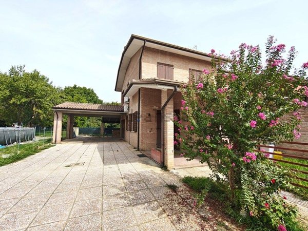 casa indipendente in vendita a Bondeno