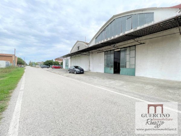 locale commerciale in vendita a Cento in zona Renazzo