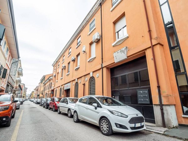 ufficio in vendita a Cento