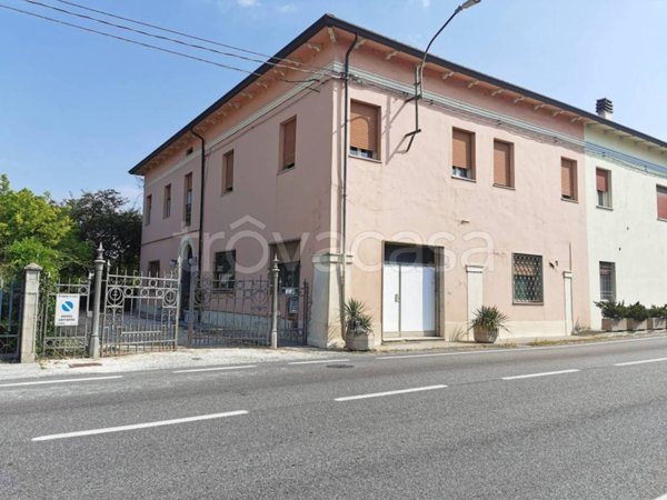 casa indipendente in vendita a Cento in zona Buonacompra