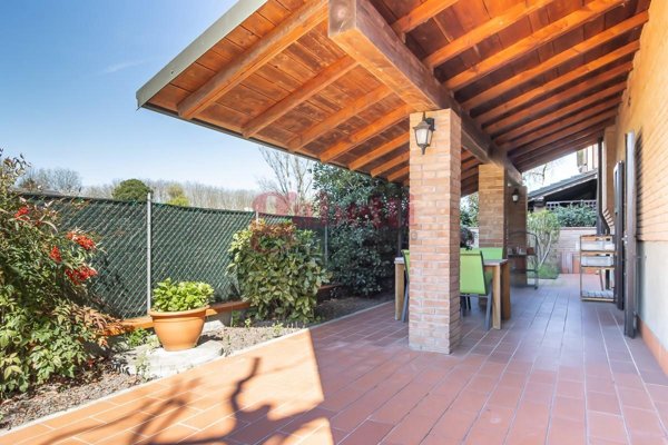 casa indipendente in vendita a Cento