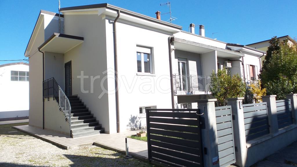 casa indipendente in vendita a Cento