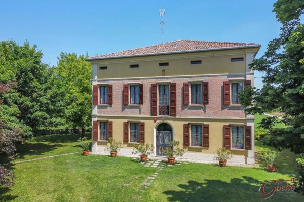 casa indipendente in vendita a Cento