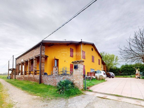 casa indipendente in vendita a Cento in zona Corporeno