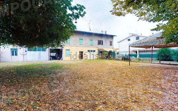 casa indipendente in vendita a Cento