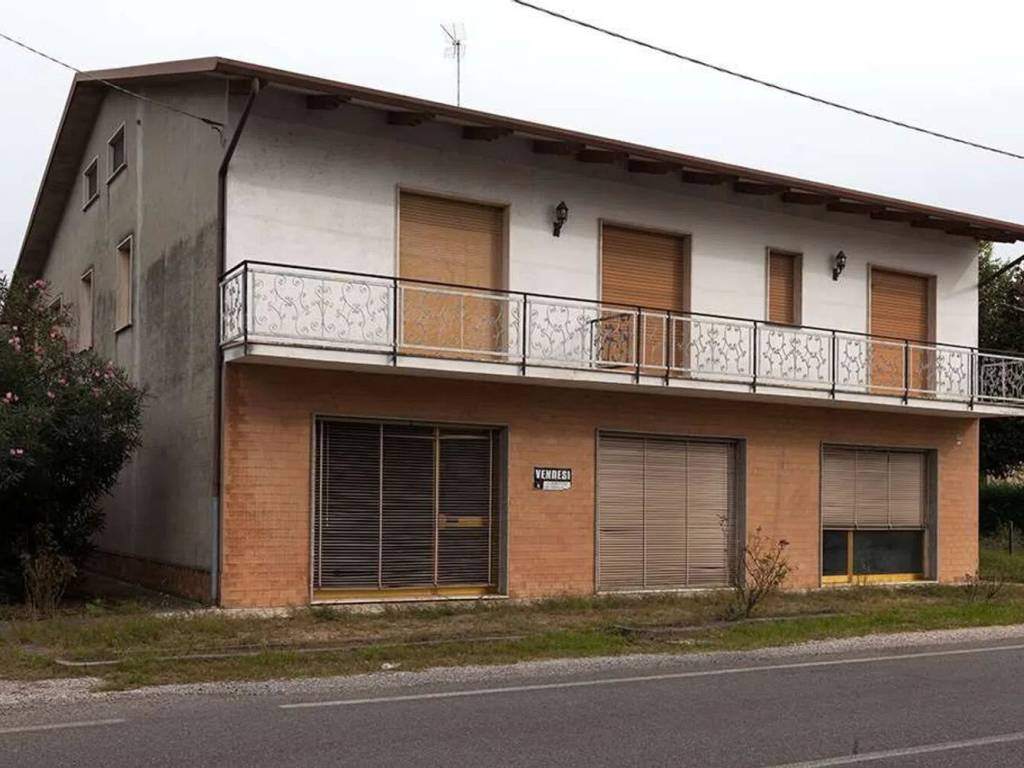 casa indipendente in vendita a Cento in zona Casumaro