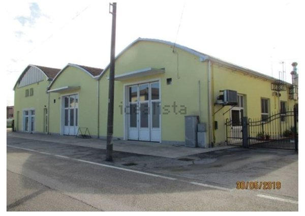 locale di sgombero in vendita a Cento