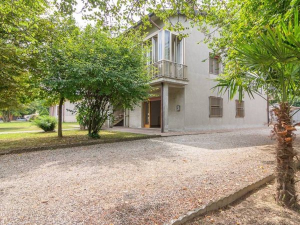 appartamento in vendita a Cento in zona Reno Centese