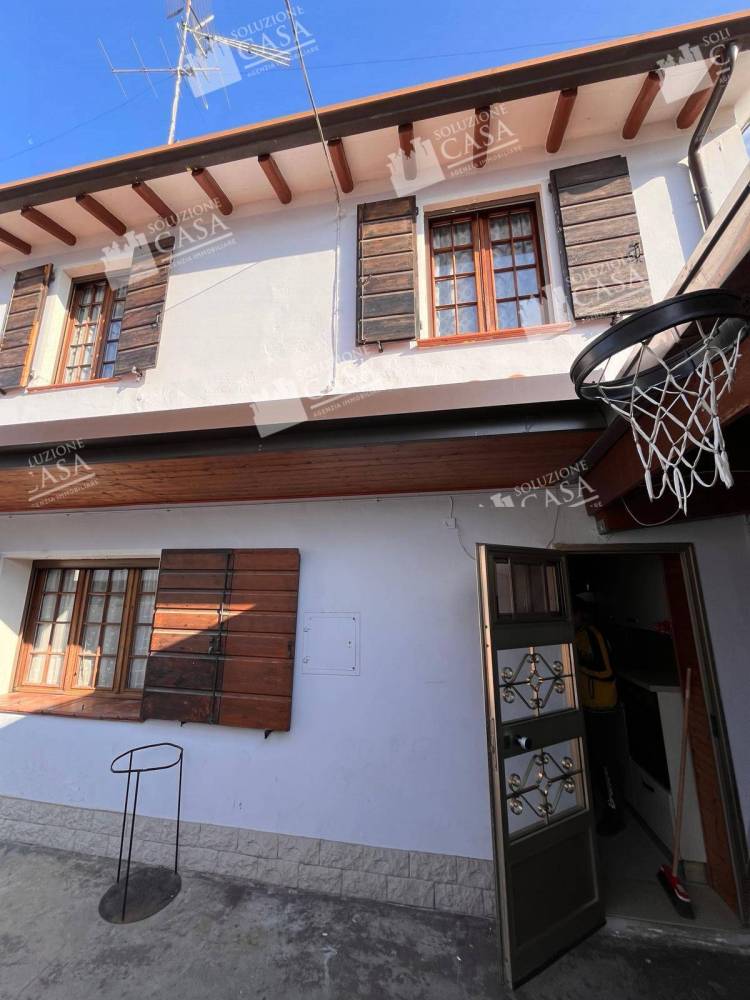 casa indipendente in vendita a Cento