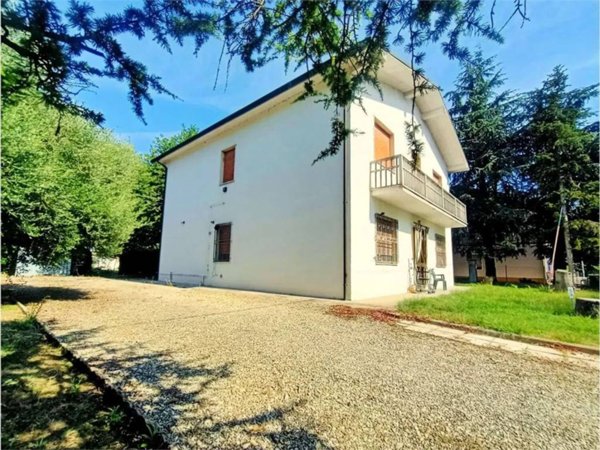 casa indipendente in vendita a Cento in zona XII Morelli