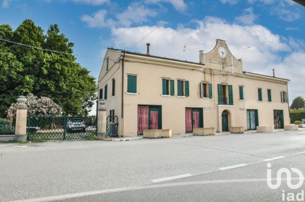casa indipendente in vendita a Cento in zona Reno Centese