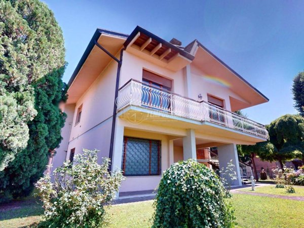 casa indipendente in vendita a Cento in zona Alberone