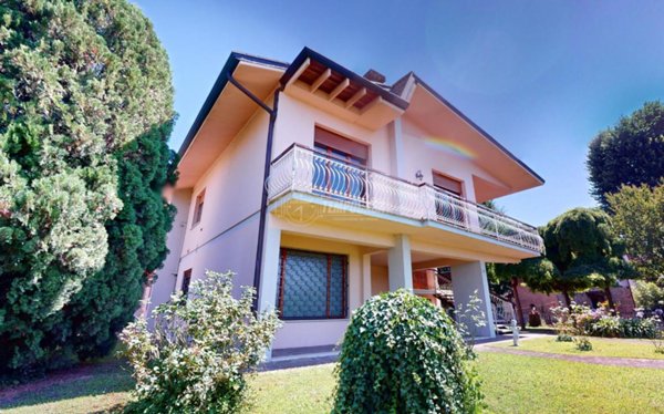 casa indipendente in vendita a Cento in zona Alberone