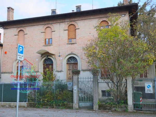 casa indipendente in vendita a Cento