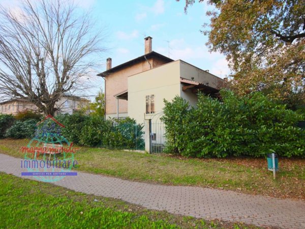casa indipendente in vendita a Cento