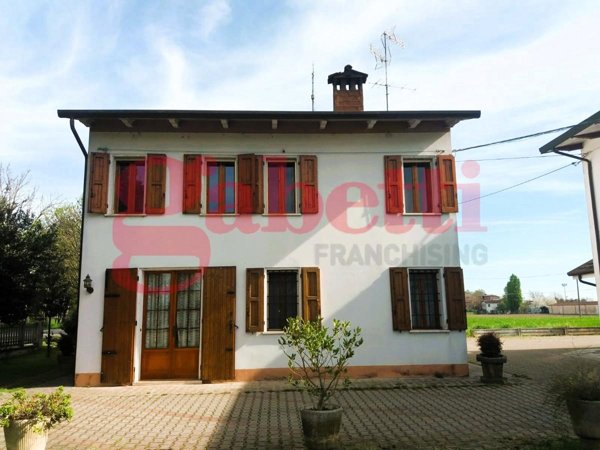 casa indipendente in vendita a Cento in zona Alberone