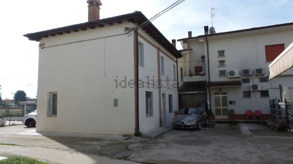 casa indipendente in vendita a Cento in zona XII Morelli