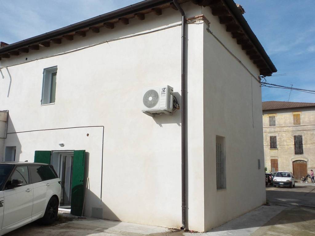 casa indipendente in vendita a Cento in zona XII Morelli