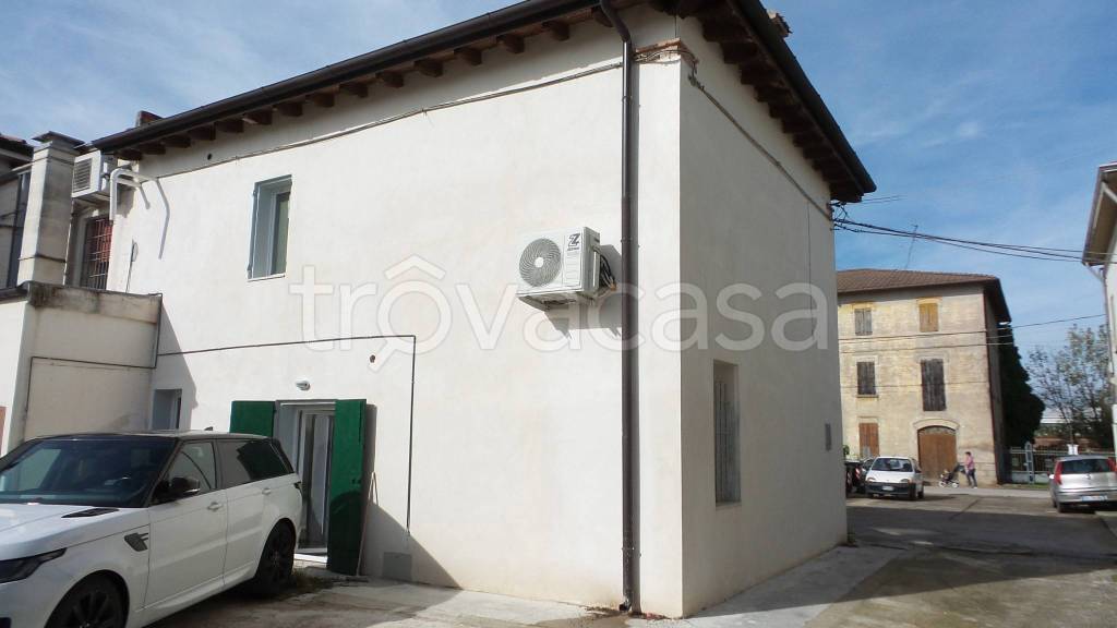 casa indipendente in vendita a Cento in zona XII Morelli