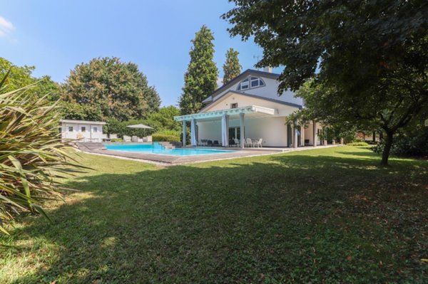casa indipendente in vendita a Cento