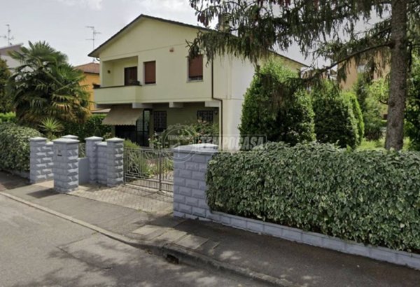 casa indipendente in vendita a Cento