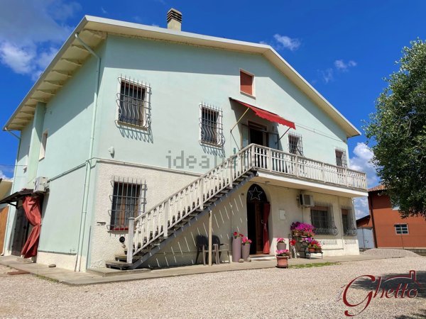 casa indipendente in vendita a Cento in zona Casumaro