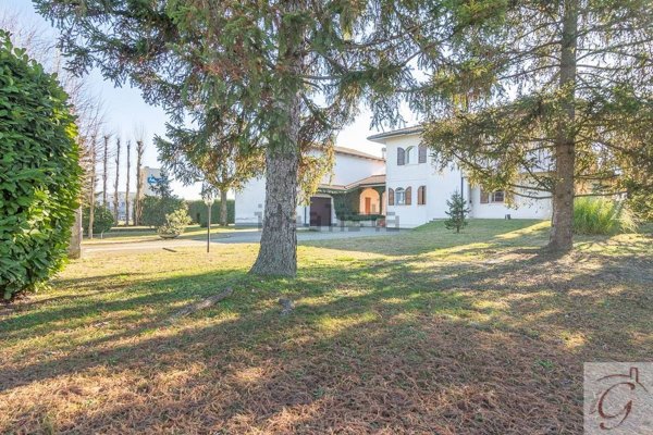 casa indipendente in vendita a Cento